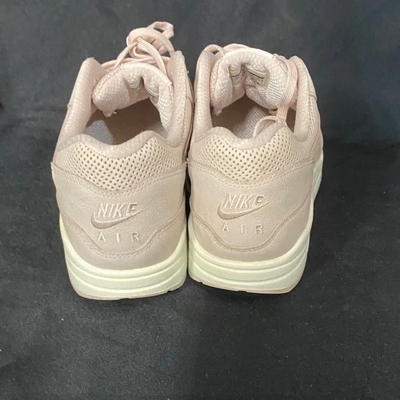 Nike Unisex Air Max Sneakers in Light tan size 10.5 woman size 8.5 men’s - Picture 4 of 6